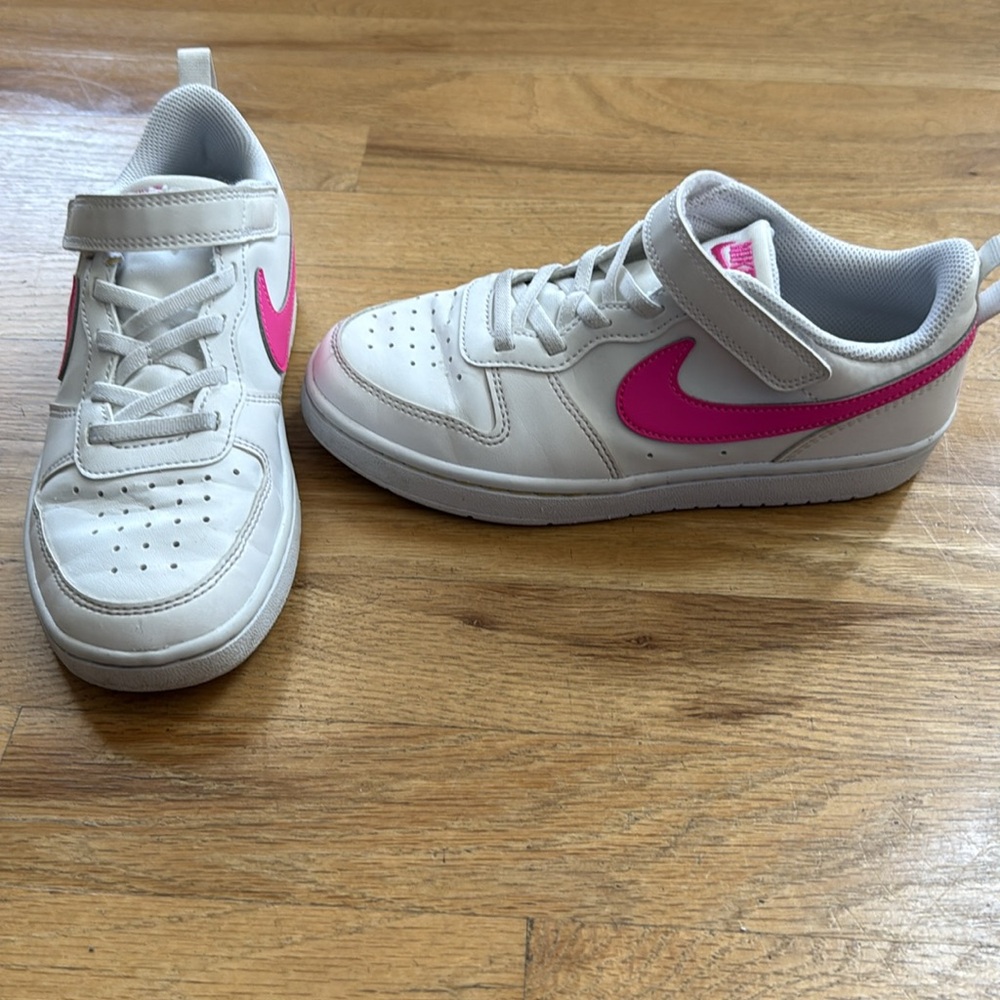 Nike girls white/pink sneakers…gently used!